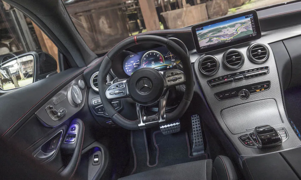 Фото Mercedes-Benz C-Class — руль, фото 5. Обшивка обода и компоновка спиц крупным планом. Правильная посадка: руки на «9 и 3», приборы читаются поверх обода Mercedes-Benz C-Class — руль, фото 5