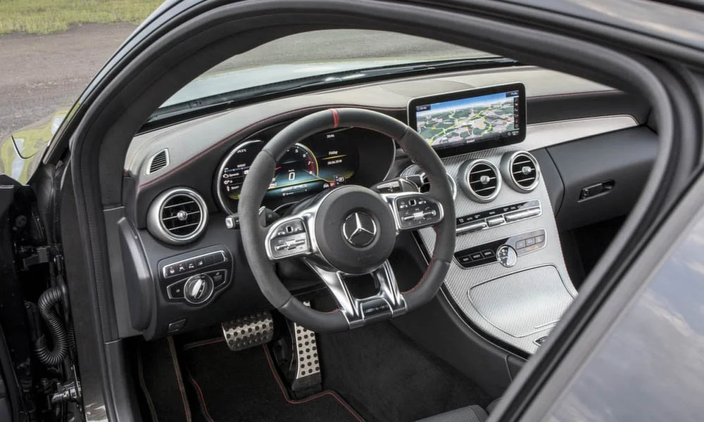 Фото Mercedes-Benz C-Class — руль, фото 6. Обшивка обода и компоновка спиц крупным планом. Правильная посадка: руки на «9 и 3», приборы читаются поверх обода Mercedes-Benz C-Class — руль, фото 6