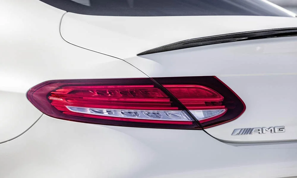 Фото Mercedes-Benz C-Class — задние фонари, фото 2. Графика секций крупным планом — ночная подпись модели Mercedes-Benz C-Class — задние фонари, фото 2