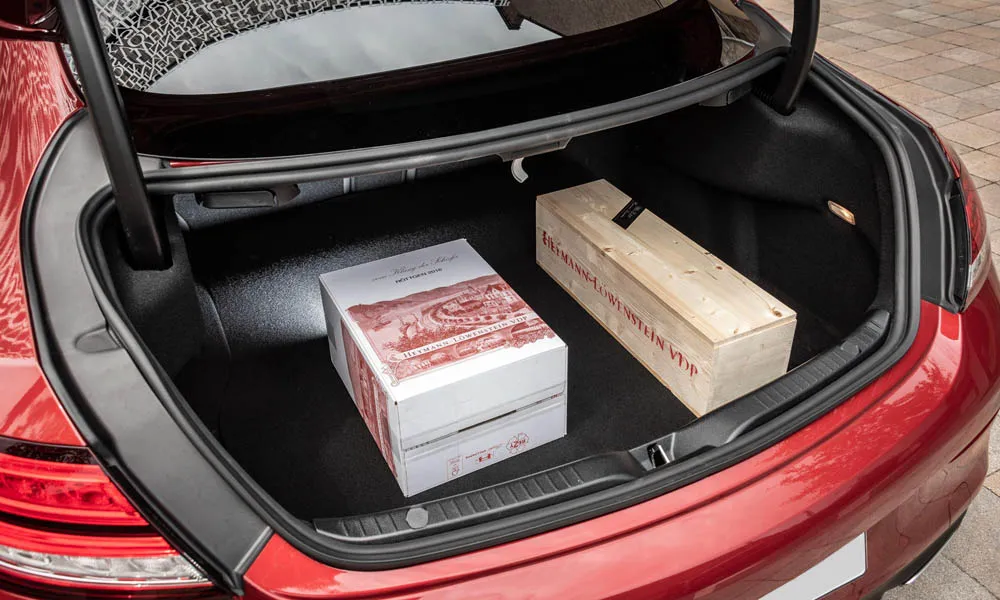 Фото Mercedes-Benz C-Class — багажник. Форма проёма, ровный пол и организация пространства. Электропривод двери с датчиком под бампером — руки заняты, багажник открыт Mercedes-Benz C-Class — багажник