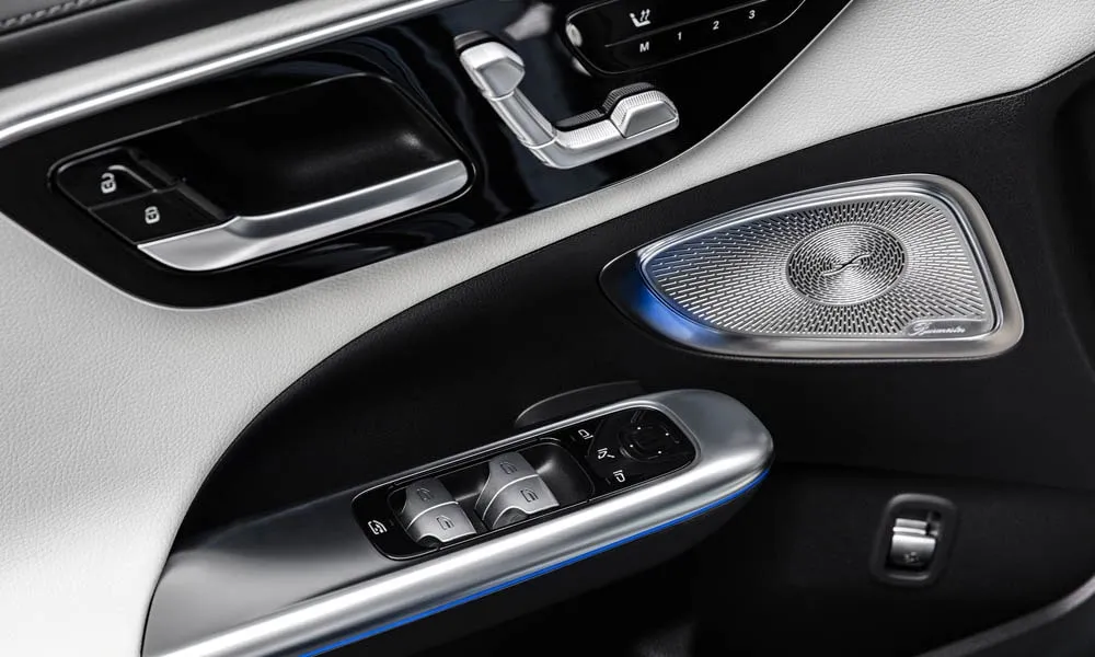 Фото Mercedes-Benz C-Class — дверная карта, фото 5. Подлокотник, динамик и блок стеклоподъёмников. Мягкая вставка в зоне локтя — то, что чувствуешь каждый день Mercedes-Benz C-Class — дверная карта, фото 5