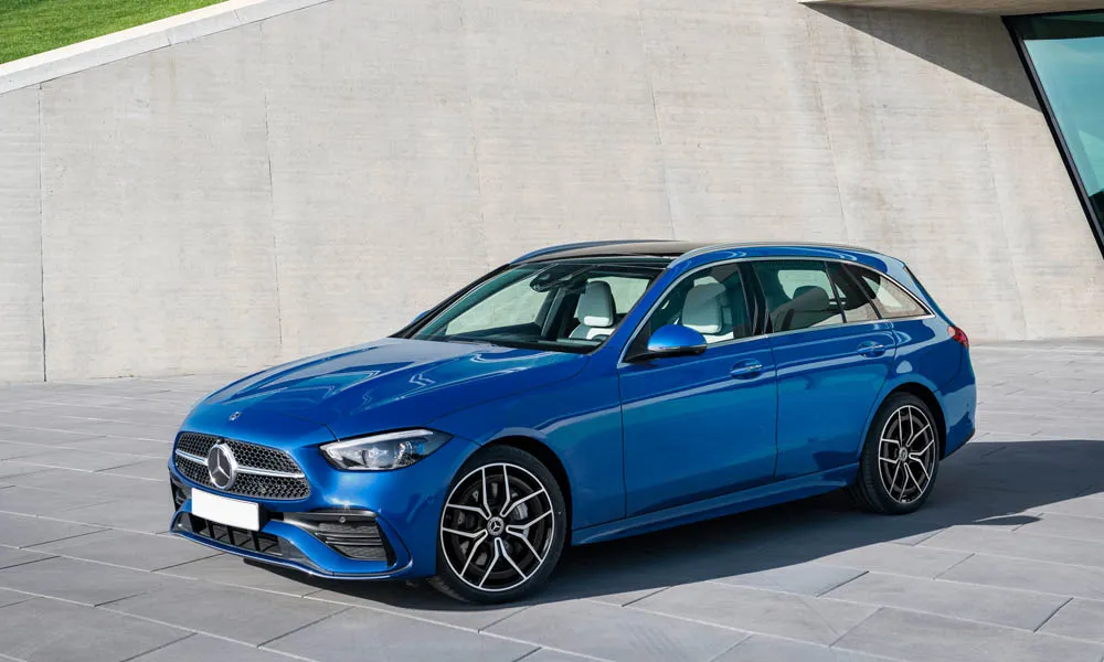 Фото Mercedes-Benz C-Class — вид спереди, фото 32. Анфас: пропорции капота, посадка кузова и графика ходовых огней. Рисунок ходовых огней — подпись модели, по нему её узнают в потоке Mercedes-Benz C-Class — вид спереди, фото 32