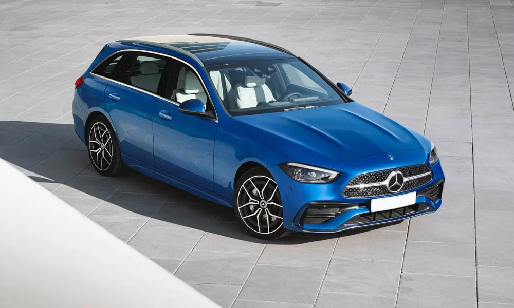 Фото Mercedes-Benz C-Class — вид спереди, фото 33. Синий кузов, строгая симметрия оптики — базовый ракурс знакомства с дизайном Mercedes-Benz C-Class — вид спереди, фото 33