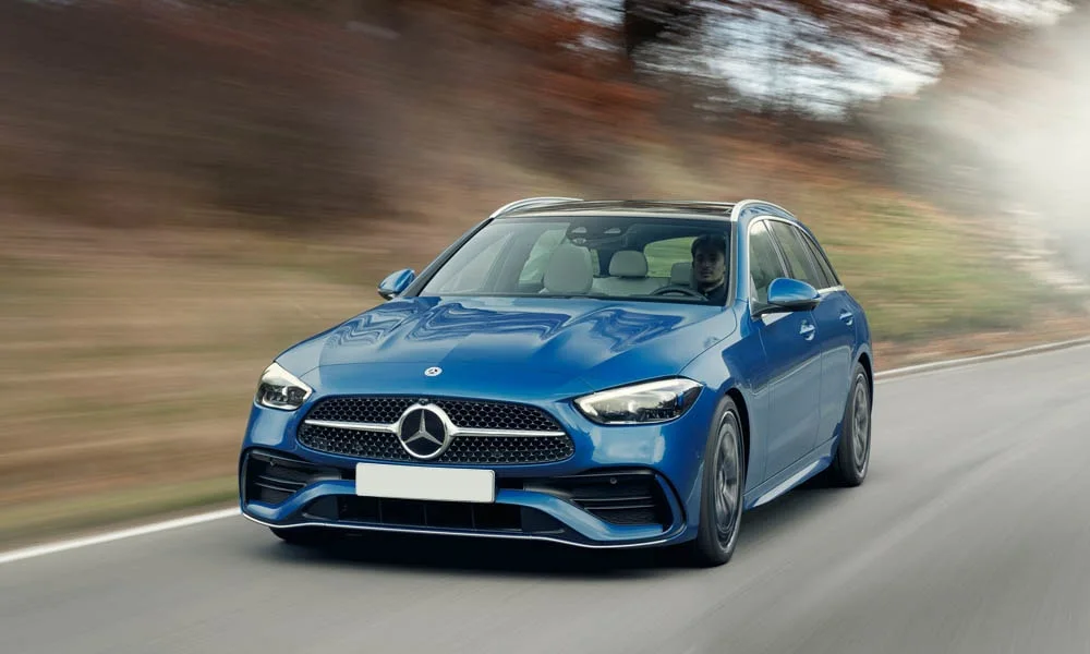Фото Mercedes-Benz C-Class — вид спереди, фото 35. Кузов в синем цвете: рисунок оптики и решётки задаёт узнаваемое «лицо» модели. Дневные ходовые огни включаются автоматически с запуском Mercedes-Benz C-Class — вид спереди, фото 35