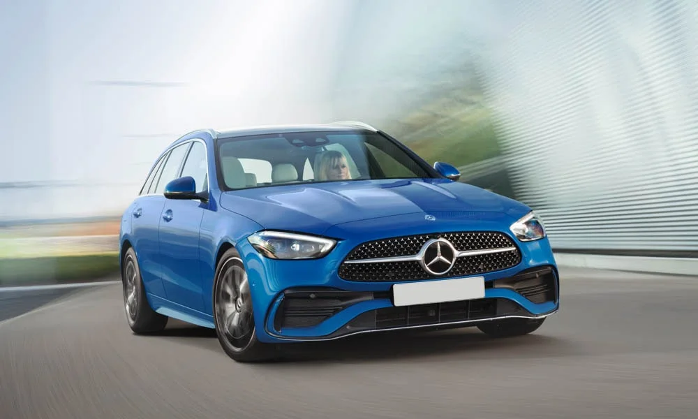 Фото Mercedes-Benz C-Class — вид спереди, фото 36. Анфас: пропорции капота, посадка кузова и графика ходовых огней. Рисунок ходовых огней — подпись модели, по нему её узнают в потоке Mercedes-Benz C-Class — вид спереди, фото 36