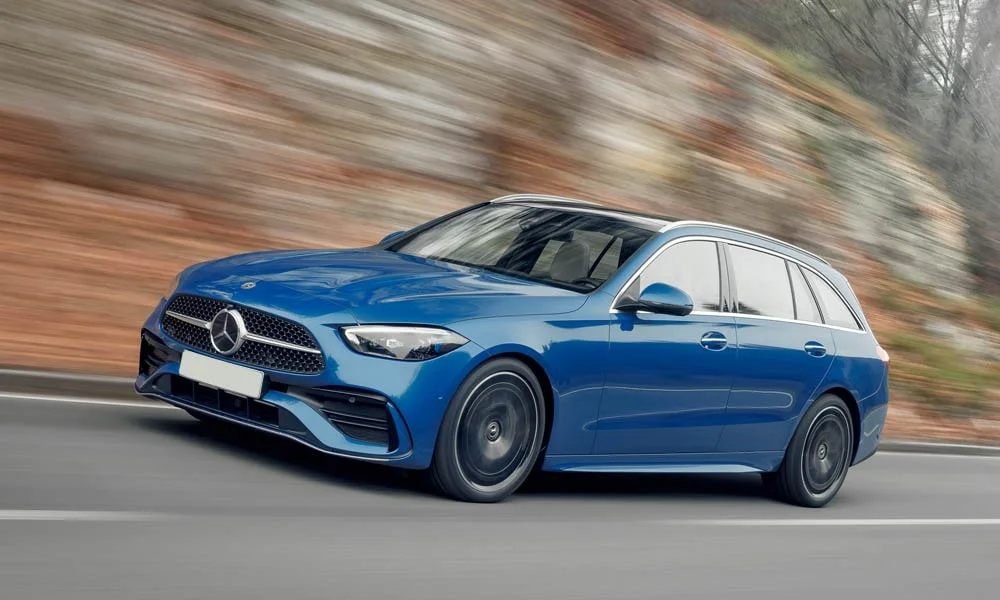 Фото Mercedes-Benz C-Class — вид спереди, фото 37. Анфас: пропорции капота, посадка кузова и графика ходовых огней. Рисунок ходовых огней — подпись модели, по нему её узнают в потоке Mercedes-Benz C-Class — вид спереди, фото 37