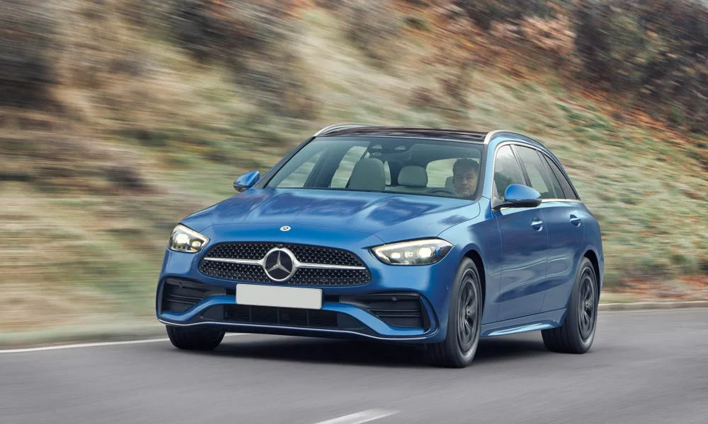 Фото Mercedes-Benz C-Class — вид спереди, фото 38. Анфас: пропорции капота, посадка кузова и графика ходовых огней. Дневные ходовые огни включаются автоматически с запуском Mercedes-Benz C-Class — вид спереди, фото 38