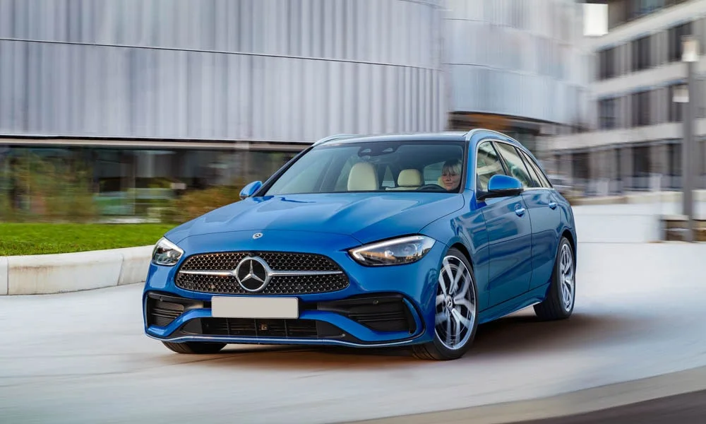 Фото Mercedes-Benz C-Class — вид спереди, фото 41. Передок в синем исполнении — крупная светотехника и выразительный бампер Mercedes-Benz C-Class — вид спереди, фото 41