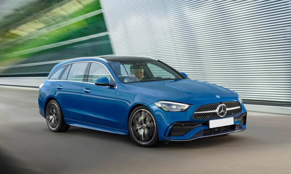 Фото Mercedes-Benz C-Class — вид спереди, фото 42. Анфас: пропорции капота, посадка кузова и графика ходовых огней. Рисунок ходовых огней — подпись модели, по нему её узнают в потоке Mercedes-Benz C-Class — вид спереди, фото 42