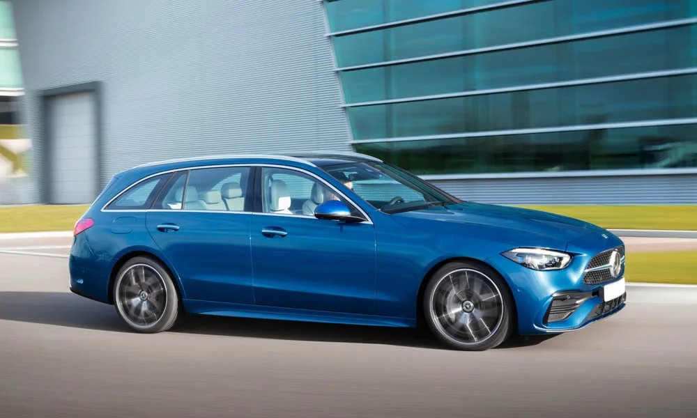Фото Mercedes-Benz C-Class — вид спереди, фото 43. Передок в синем исполнении — крупная светотехника и выразительный бампер Mercedes-Benz C-Class — вид спереди, фото 43