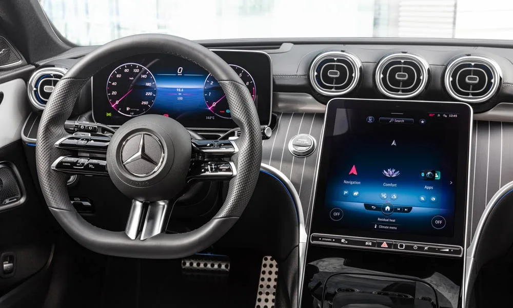 Фото Mercedes-Benz C-Class — приборная панель, фото 5. Экран приборов за рулём — вся ходовая информация перед глазами. Запас хода и расход выводятся крупно — главные цифры ежедневных поездок Mercedes-Benz C-Class — приборная панель, фото 5