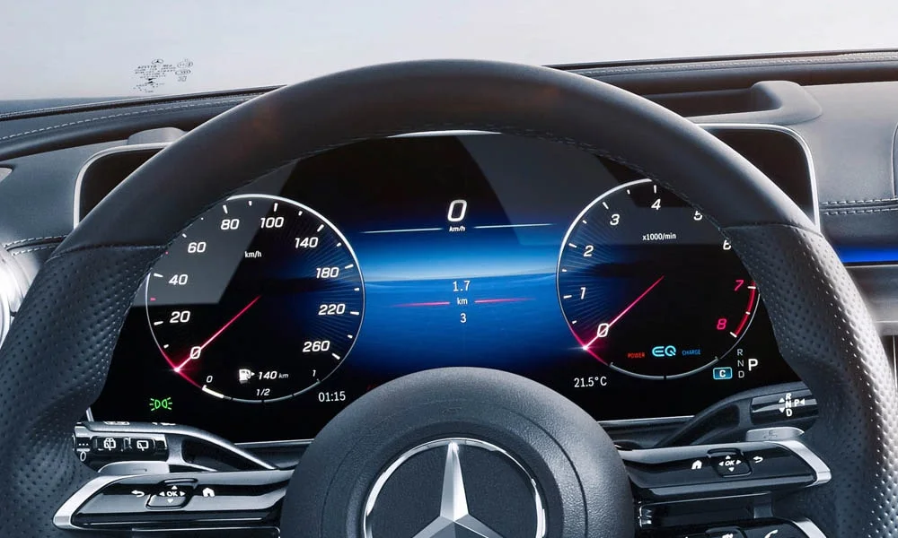 Фото Mercedes-Benz C-Class — приборная панель, фото 6. Скорость, запас хода и подсказки ассистентов перед глазами. Компоновка приборов настраивается в меню у большинства версий Mercedes-Benz C-Class — приборная панель, фото 6