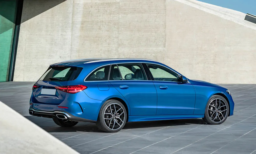 Фото Mercedes-Benz C-Class — вид сзади, фото 20. Линия крыши, стойки и задняя дверь в синем исполнении Mercedes-Benz C-Class — вид сзади, фото 20
