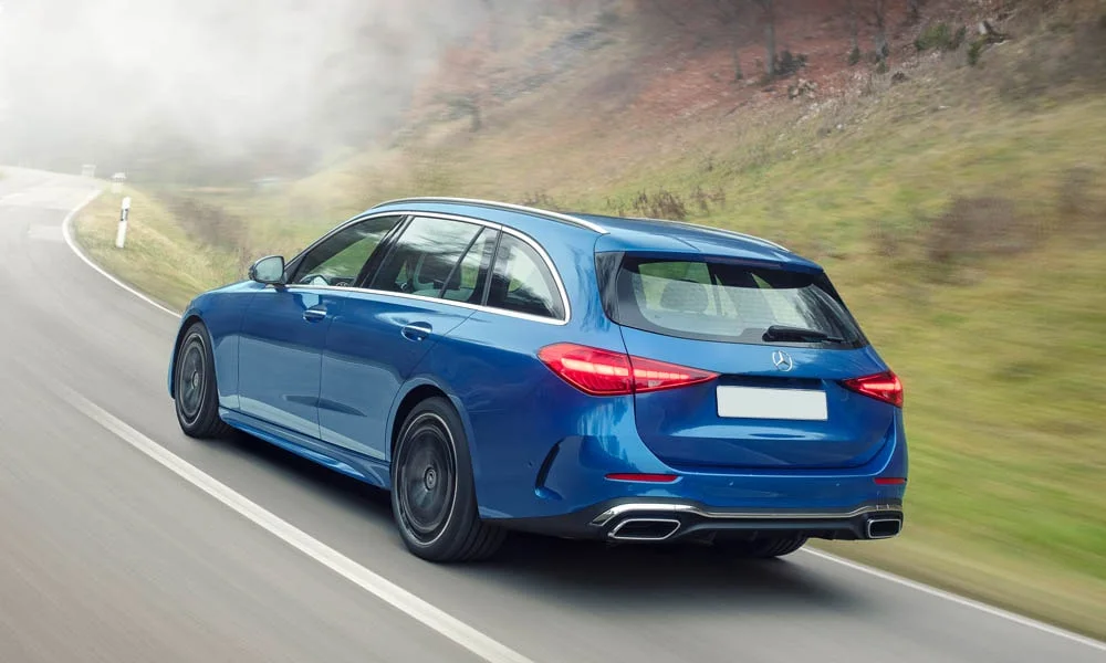 Фото Mercedes-Benz C-Class — вид сзади, фото 21. Синий кузов сзади — фонари и бампер определяют ночной образ модели. Насадки выхлопа или их имитация внизу бампера различают версии Mercedes-Benz C-Class — вид сзади, фото 21