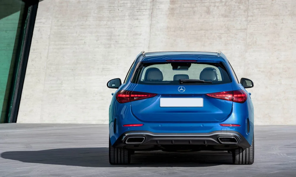 Фото Mercedes-Benz C-Class — вид сзади, фото 22. Корма в синем цвете: графика фонарей и пластика пятой двери. Насадки выхлопа или их имитация внизу бампера различают версии Mercedes-Benz C-Class — вид сзади, фото 22