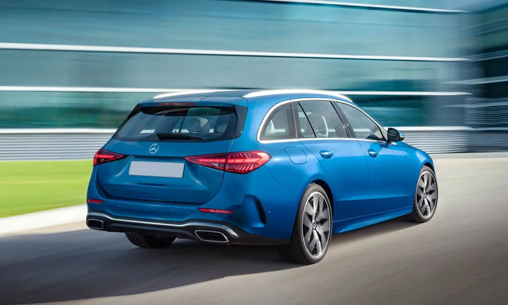 Фото Mercedes-Benz C-Class — вид сзади, фото 23. Корма в синем цвете: графика фонарей и пластика пятой двери. Насадки выхлопа или их имитация внизу бампера различают версии Mercedes-Benz C-Class — вид сзади, фото 23