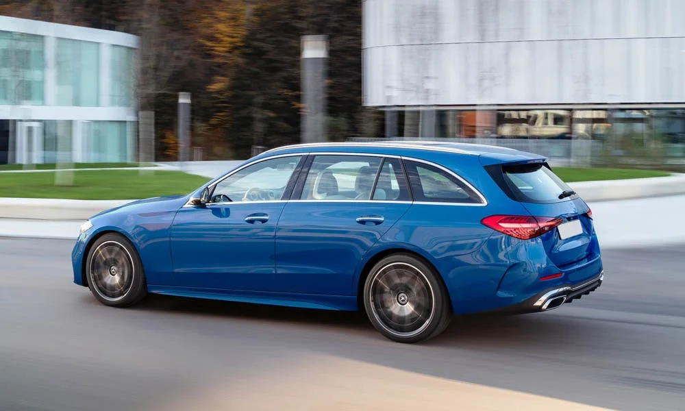 Фото Mercedes-Benz C-Class — вид сзади, фото 25. Синий кузов сзади — фонари и бампер определяют ночной образ модели Mercedes-Benz C-Class — вид сзади, фото 25