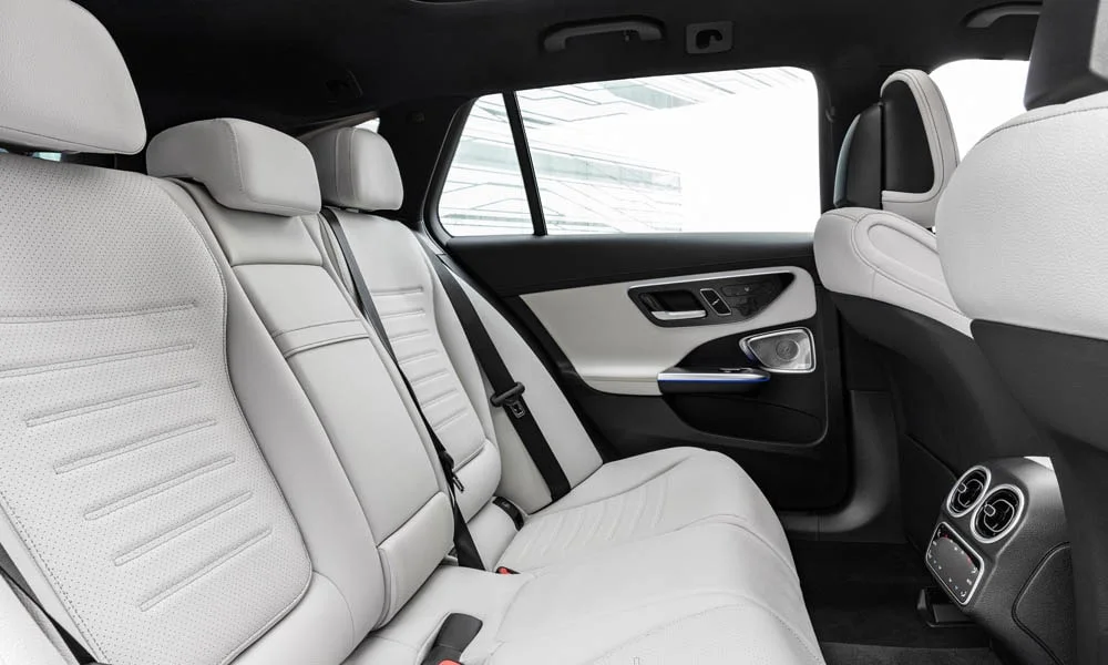 Фото Mercedes-Benz C-Class — задние сиденья, фото 2. Посадка второго ряда: подголовники и подлокотник. Крепления ISOFIX для детских кресел — в основании спинки Mercedes-Benz C-Class — задние сиденья, фото 2
