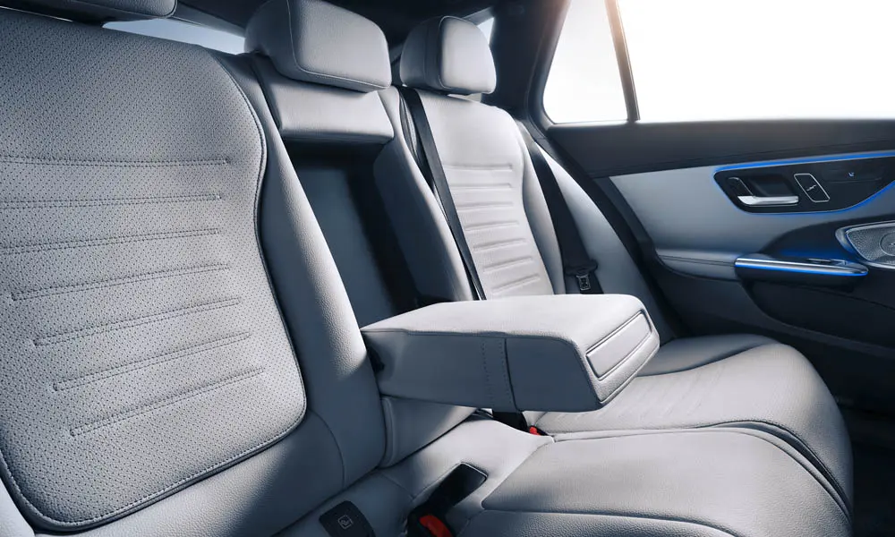 Фото Mercedes-Benz C-Class — задние сиденья, фото 3. Посадка второго ряда: подголовники и подлокотник Mercedes-Benz C-Class — задние сиденья, фото 3