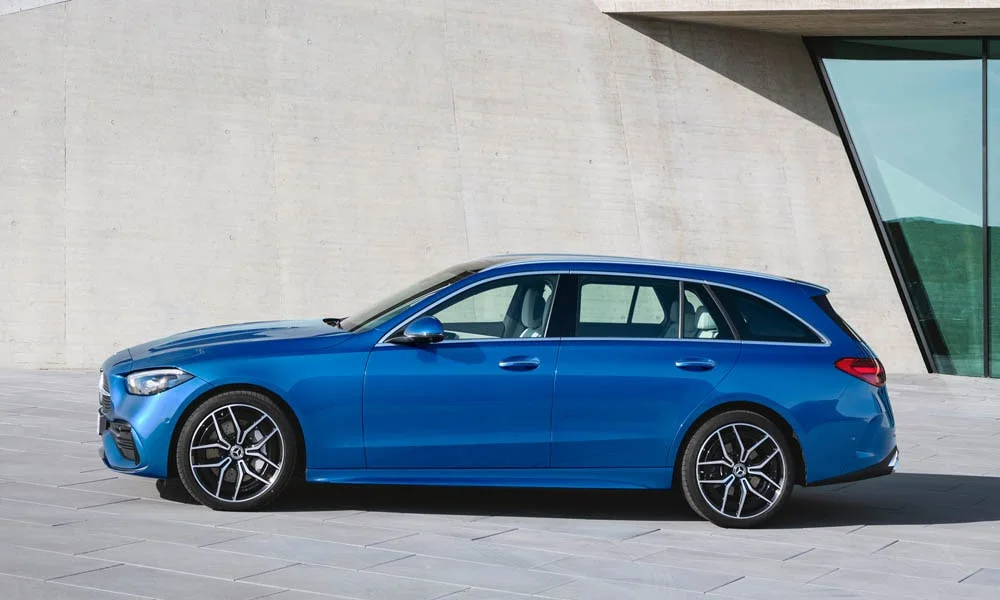 Фото Mercedes-Benz C-Class — вид сбоку, фото 8. Профиль кузова: колёсная база, свесы и линия остекления. Длинная база — простор второго ряда; короткие свесы упрощают парковку Mercedes-Benz C-Class — вид сбоку, фото 8