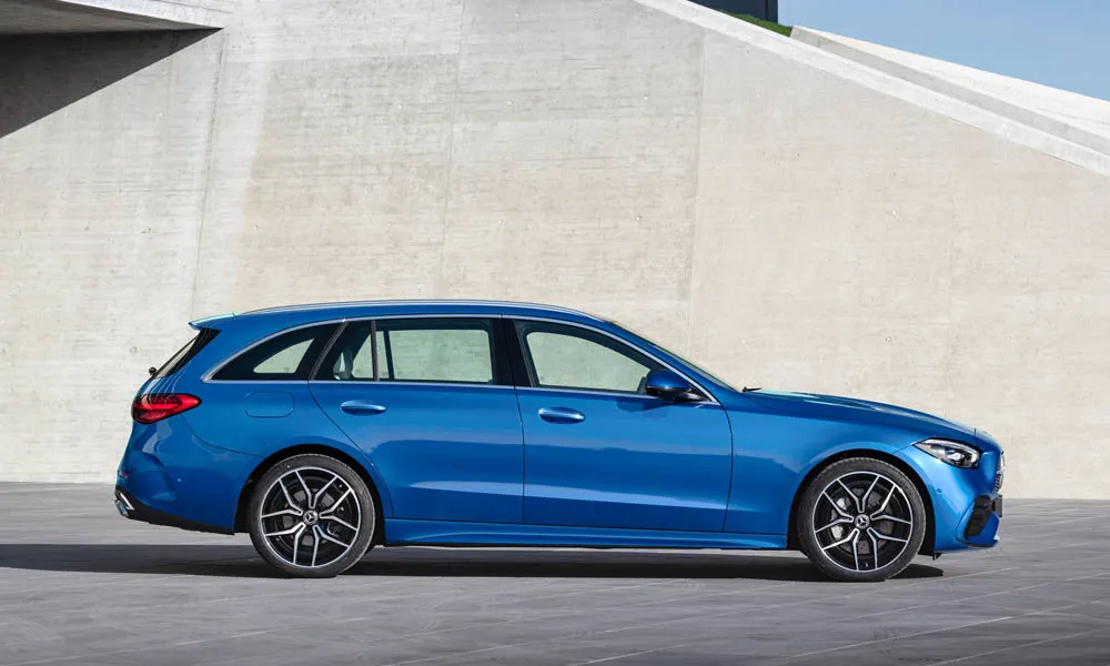 Фото Mercedes-Benz C-Class — вид сбоку, фото 9. Профиль в синем цвете: соотношение колёсной базы и свесов. Хромированные или чёрные молдинги окон отличают комплектации Mercedes-Benz C-Class — вид сбоку, фото 9