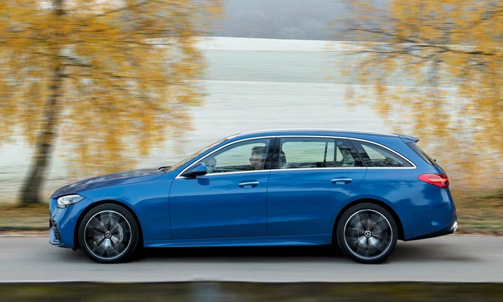 Фото Mercedes-Benz C-Class — вид сбоку, фото 10. Профиль кузова: колёсная база, свесы и линия остекления. Хромированные или чёрные молдинги окон отличают комплектации Mercedes-Benz C-Class — вид сбоку, фото 10