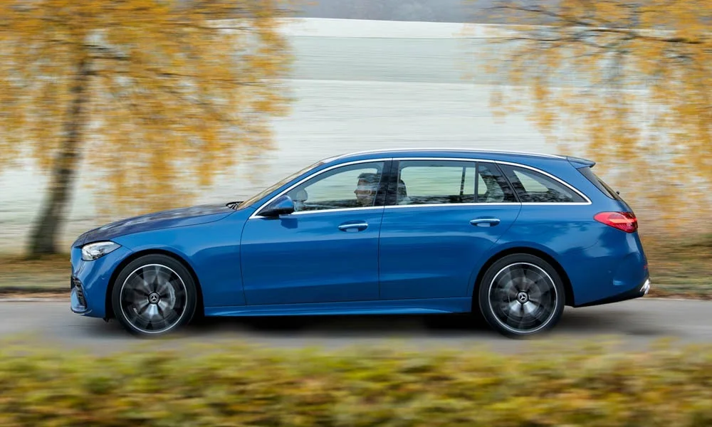Фото Mercedes-Benz C-Class — вид сбоку, фото 11. Сбоку читаются линия остекления и характер выштамповок на синем кузове Mercedes-Benz C-Class — вид сбоку, фото 11