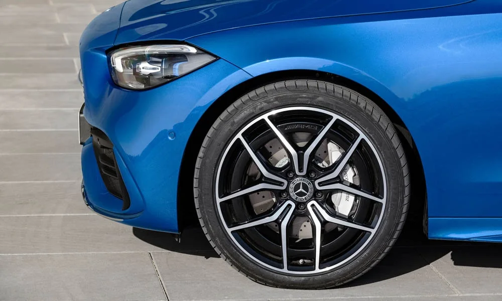 Фото Mercedes-Benz C-Class — колесо и диск, фото 4. Пятилучевой диск — классика, лёгкая в мойке и визуально стройная. Индекс скорости и нагрузки читается на боковине шины Mercedes-Benz C-Class — колесо и диск, фото 4