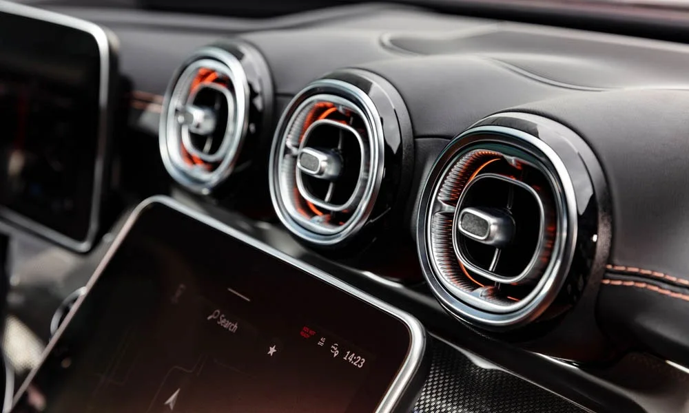 Фото Mercedes-Benz C-Class — дефлекторы вентиляции. Регулировка направления потока крупным планом. Тонкие сплошные дефлекторы — модный приём, поток настраивается ползунками Mercedes-Benz C-Class — дефлекторы вентиляции