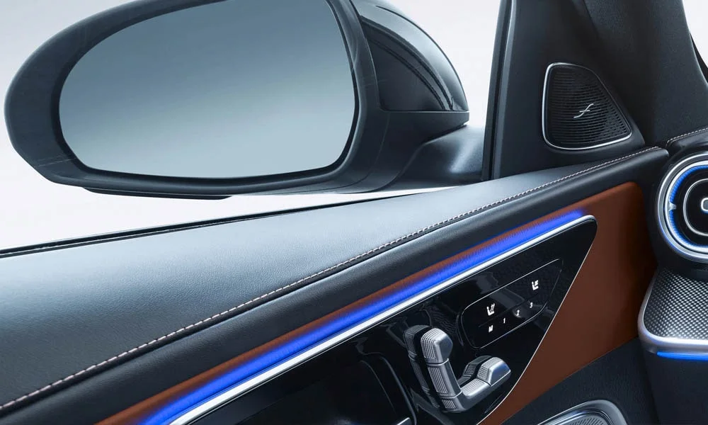 Фото Mercedes-Benz C-Class — дверная карта. Подлокотник, динамик и блок стеклоподъёмников. Мягкая вставка в зоне локтя — то, что чувствуешь каждый день Mercedes-Benz C-Class — дверная карта