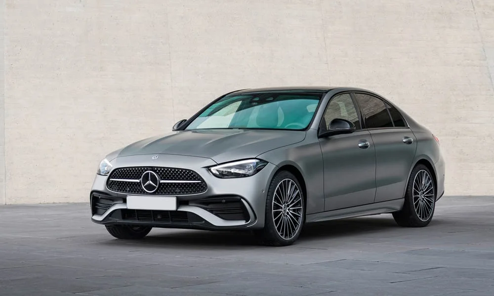 Фото Mercedes-Benz C-Class — вид спереди. Анфас: пропорции капота, посадка кузова и графика ходовых огней. Дневные ходовые огни включаются автоматически с запуском Mercedes-Benz C-Class — вид спереди