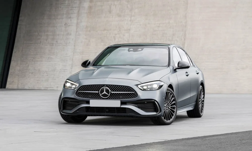 Фото Mercedes-Benz C-Class — вид спереди, фото 2. Передок в сером исполнении — крупная светотехника и выразительный бампер. Дневные ходовые огни включаются автоматически с запуском Mercedes-Benz C-Class — вид спереди, фото 2