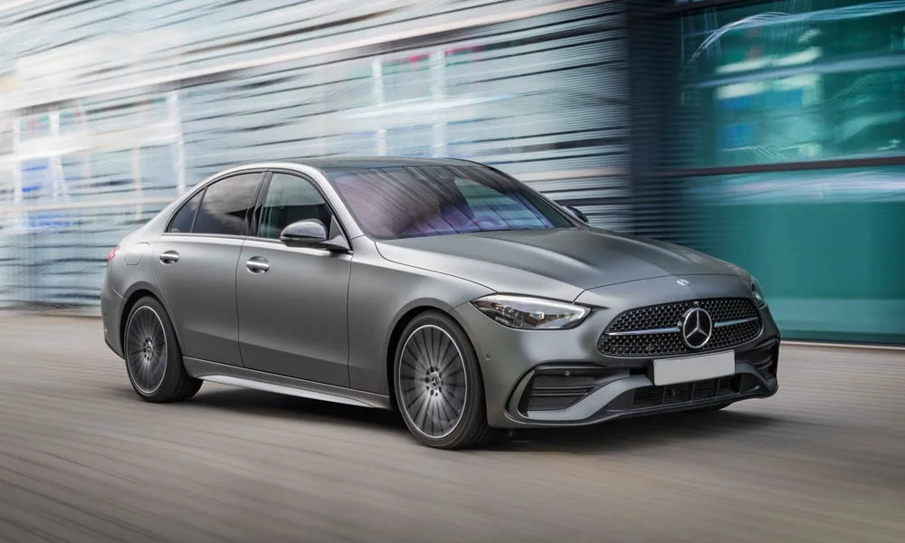 Фото Mercedes-Benz C-Class — вид спереди, фото 3. Анфас: пропорции капота, посадка кузова и графика ходовых огней. Дневные ходовые огни включаются автоматически с запуском Mercedes-Benz C-Class — вид спереди, фото 3