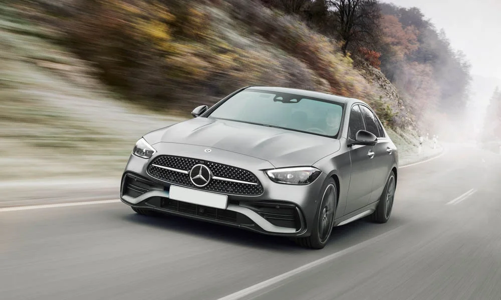 Фото Mercedes-Benz C-Class — вид спереди, фото 4. Анфас: пропорции капота, посадка кузова и графика ходовых огней. Рисунок ходовых огней — подпись модели, по нему её узнают в потоке Mercedes-Benz C-Class — вид спереди, фото 4