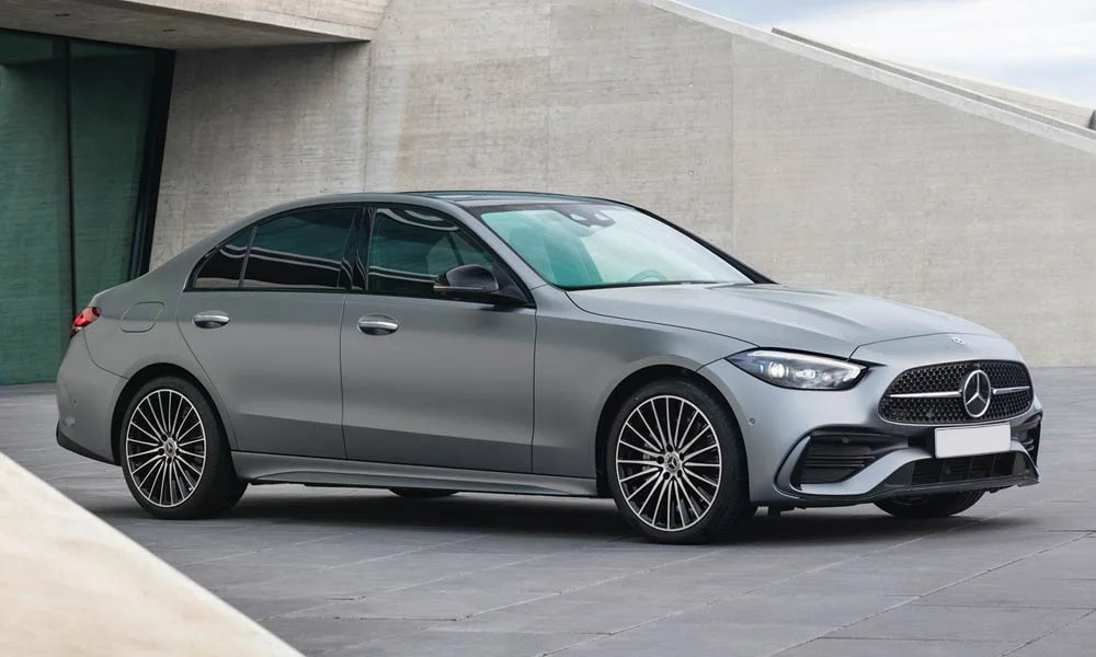 Фото Mercedes-Benz C-Class — вид спереди, фото 5. Кузов в сером цвете: рисунок оптики и решётки задаёт узнаваемое «лицо» модели Mercedes-Benz C-Class — вид спереди, фото 5