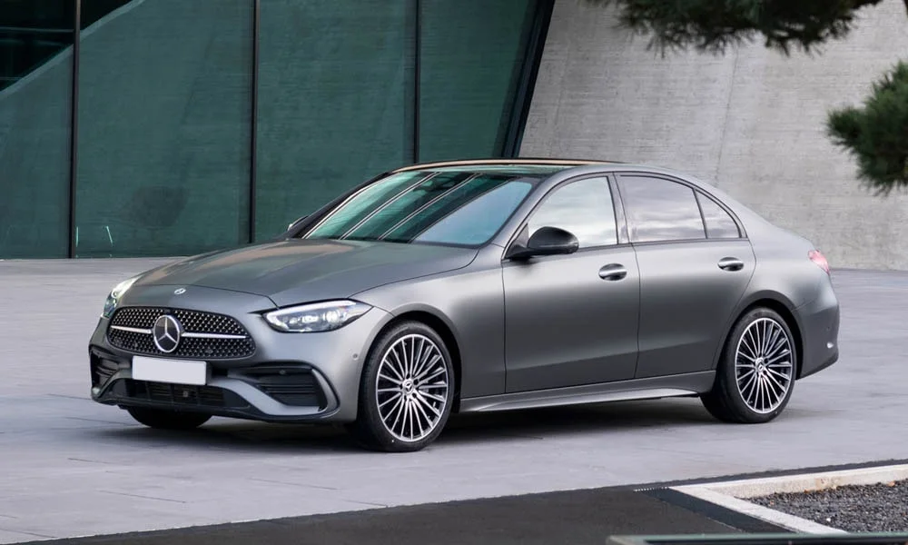 Фото Mercedes-Benz C-Class — вид спереди, фото 6. Анфас: пропорции капота, посадка кузова и графика ходовых огней Mercedes-Benz C-Class — вид спереди, фото 6