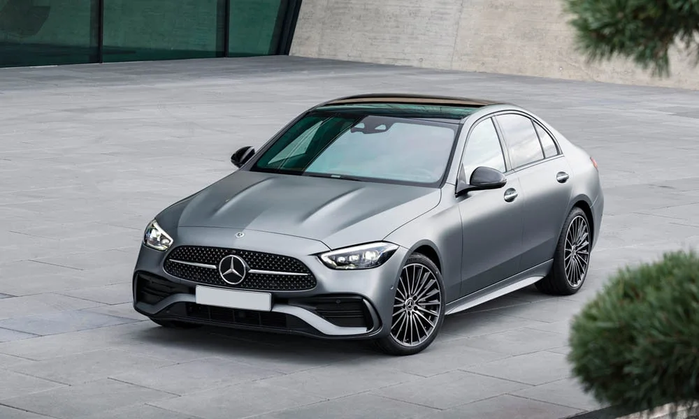 Фото Mercedes-Benz C-Class — вид спереди, фото 7. Анфас: пропорции капота, посадка кузова и графика ходовых огней. Дневные ходовые огни включаются автоматически с запуском Mercedes-Benz C-Class — вид спереди, фото 7