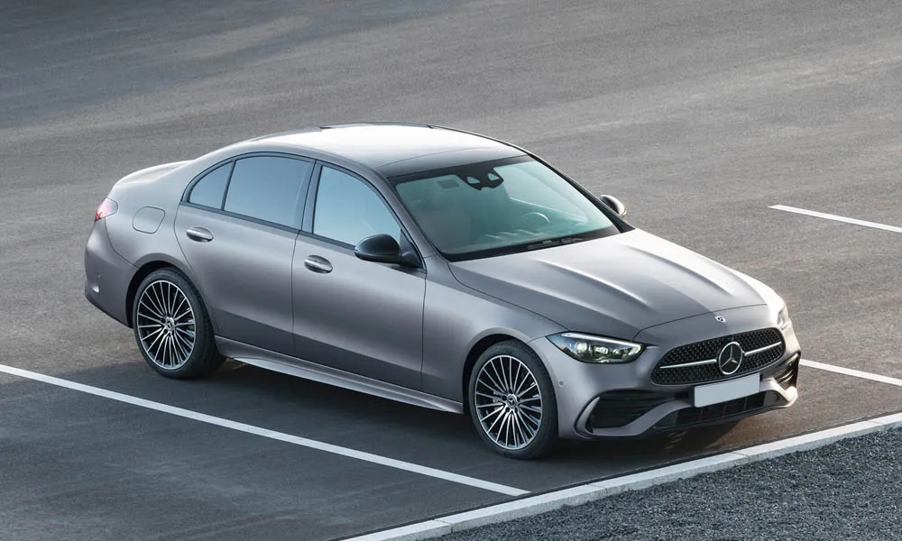 Фото Mercedes-Benz C-Class — вид спереди, фото 8. Анфас: пропорции капота, посадка кузова и графика ходовых огней. Дневные ходовые огни включаются автоматически с запуском Mercedes-Benz C-Class — вид спереди, фото 8