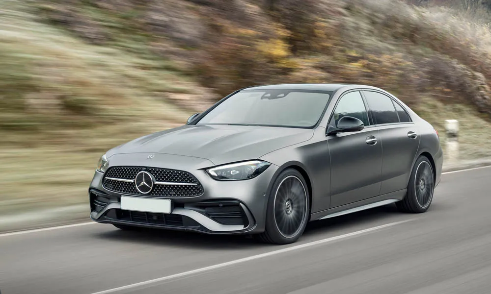 Фото Mercedes-Benz C-Class — вид спереди, фото 9. Передок в сером исполнении — крупная светотехника и выразительный бампер. Дневные ходовые огни включаются автоматически с запуском Mercedes-Benz C-Class — вид спереди, фото 9