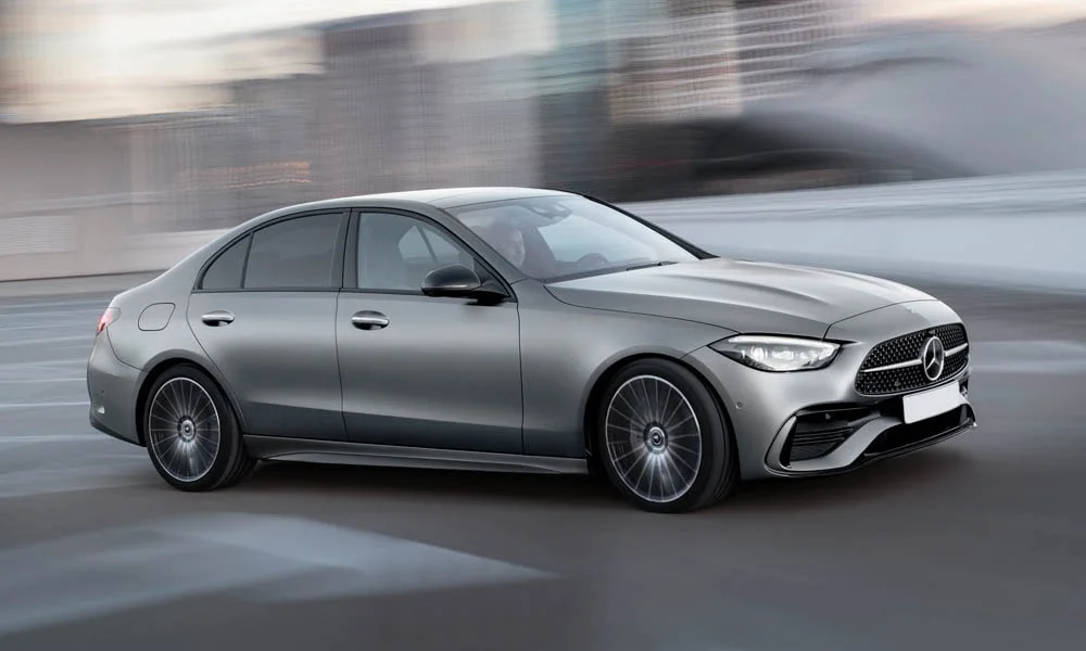 Фото Mercedes-Benz C-Class — вид спереди, фото 10. Оптика, решётка и бампер — первое впечатление о модели. Рисунок ходовых огней — подпись модели, по нему её узнают в потоке Mercedes-Benz C-Class — вид спереди, фото 10