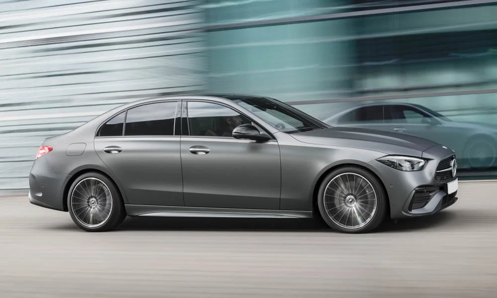 Фото Mercedes-Benz C-Class — вид спереди, фото 11. Анфас: пропорции капота, посадка кузова и графика ходовых огней. Рисунок ходовых огней — подпись модели, по нему её узнают в потоке Mercedes-Benz C-Class — вид спереди, фото 11