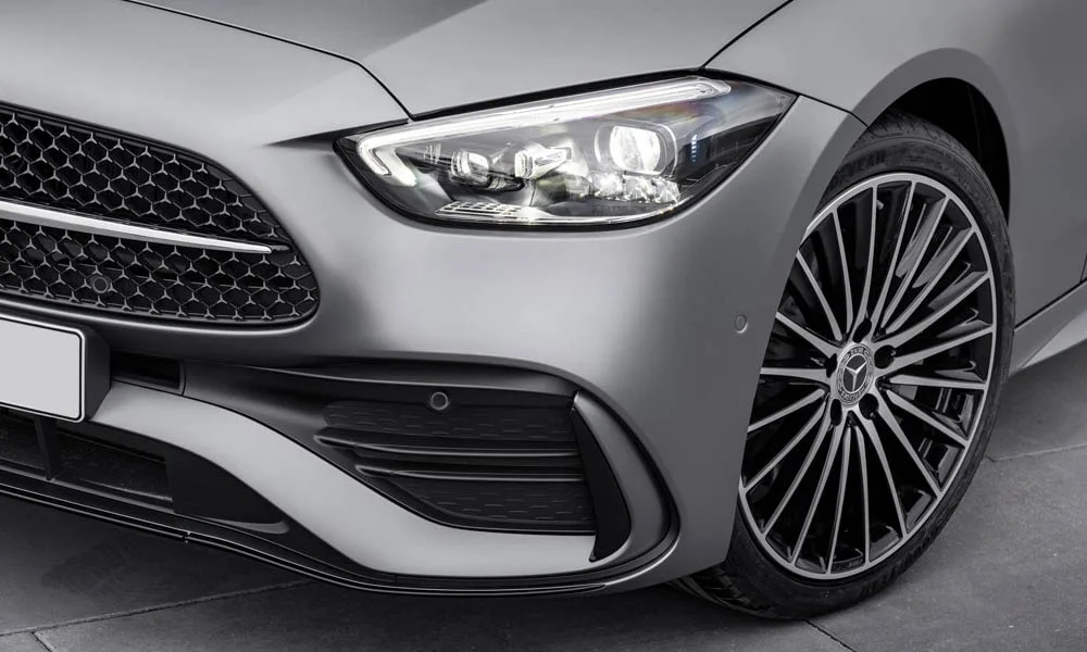 Фото Mercedes-Benz C-Class — вид спереди, фото 12. Серый кузов, строгая симметрия оптики — базовый ракурс знакомства с дизайном. Дневные ходовые огни включаются автоматически с запуском Mercedes-Benz C-Class — вид спереди, фото 12