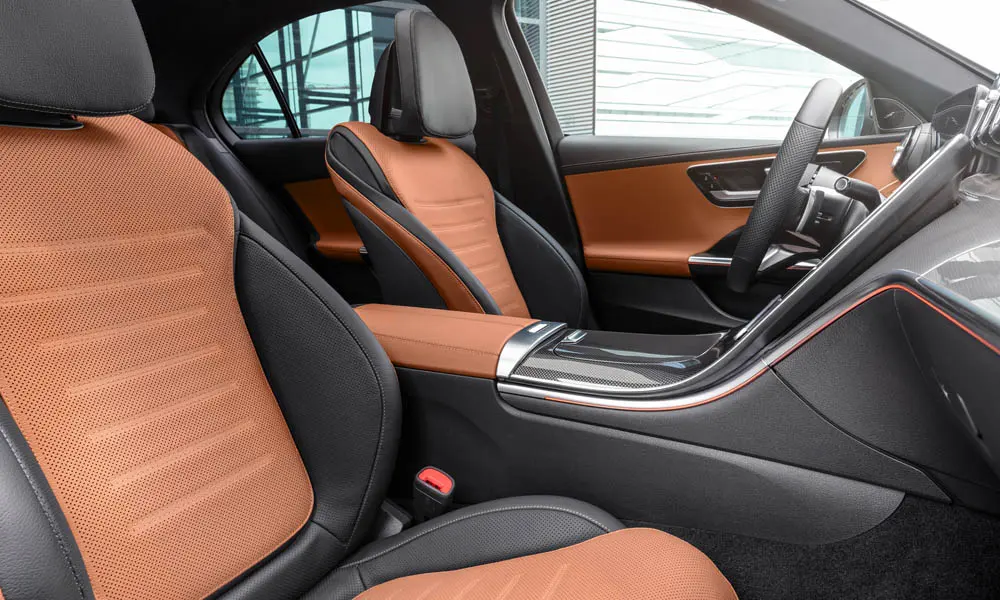 Фото Mercedes-Benz C-Class — передние сиденья. Передние кресла в перфорированной коже. Выраженная боковая поддержка держит в поворотах Mercedes-Benz C-Class — передние сиденья