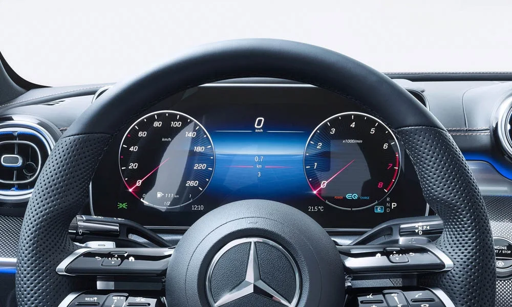 Фото Mercedes-Benz C-Class — приборная панель. Скорость, запас хода и подсказки ассистентов перед глазами. Запас хода и расход выводятся крупно — главные цифры ежедневных поездок Mercedes-Benz C-Class — приборная панель