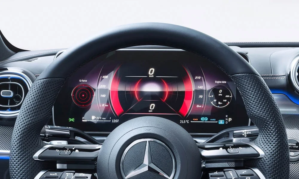 Фото Mercedes-Benz C-Class — приборная панель, фото 2. Скорость, запас хода и подсказки ассистентов перед глазами. Компоновка приборов настраивается в меню у большинства версий Mercedes-Benz C-Class — приборная панель, фото 2