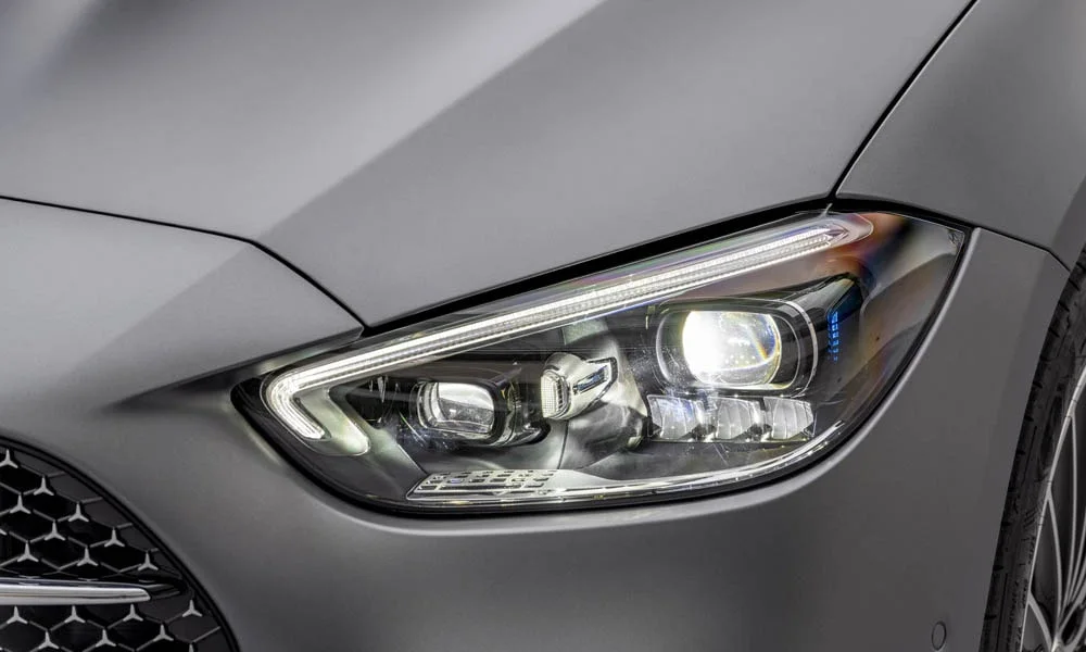 Фото Mercedes-Benz C-Class — передняя оптика. Начинка фары: модули ближнего и дальнего света, ходовые огни. Светодиодная оптика служит весь срок жизни машины без замены ламп Mercedes-Benz C-Class — передняя оптика