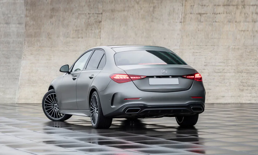 Фото Mercedes-Benz C-Class — вид сзади. Серый кузов сзади — фонари и бампер определяют ночной образ модели Mercedes-Benz C-Class — вид сзади