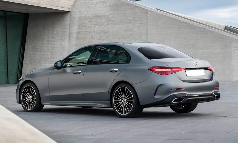Фото Mercedes-Benz C-Class — вид сзади, фото 2. Корма в сером цвете: графика фонарей и пластика пятой двери. Светодиодная полоса или раздельные секции — задняя оптика стала главным украшением кормы Mercedes-Benz C-Class — вид сзади, фото 2