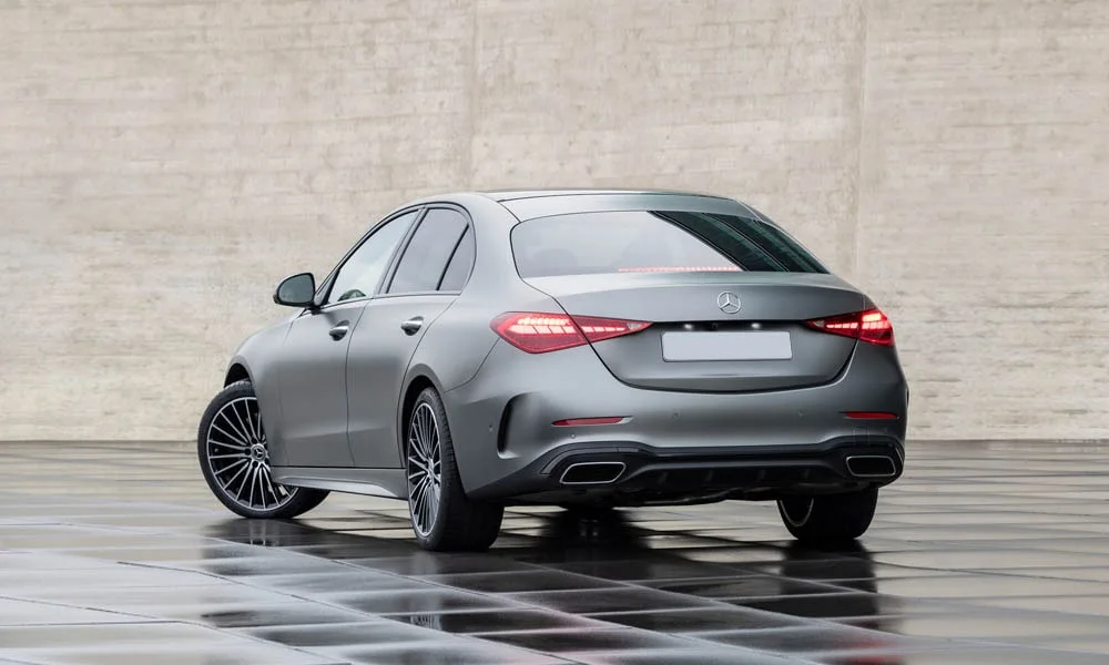 Фото Mercedes-Benz C-Class — вид сзади, фото 5. Серый кузов сзади — фонари и бампер определяют ночной образ модели. Насадки выхлопа или их имитация внизу бампера различают версии Mercedes-Benz C-Class — вид сзади, фото 5