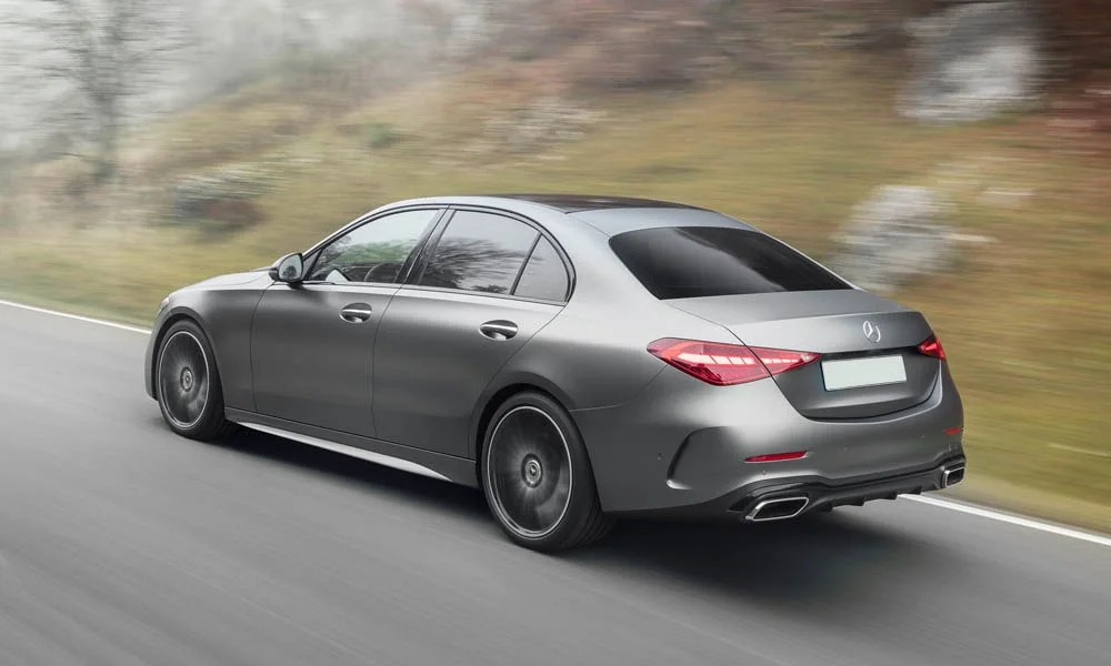 Фото Mercedes-Benz C-Class — вид сзади, фото 6. Серый кузов сзади — фонари и бампер определяют ночной образ модели. Насадки выхлопа или их имитация внизу бампера различают версии Mercedes-Benz C-Class — вид сзади, фото 6